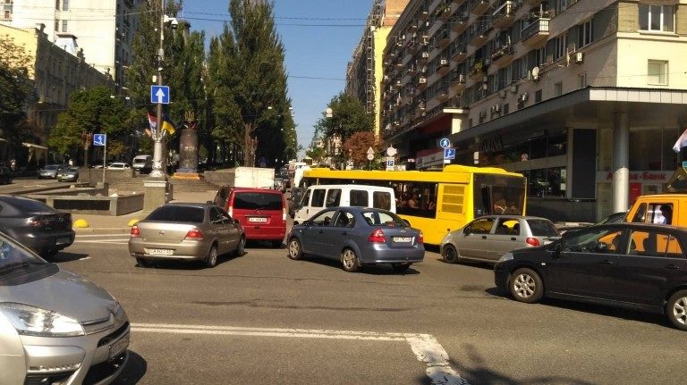 У четвер уранці в Києві тролейбус, що зламався, створив затор на одній із центральних вулиць столиці.