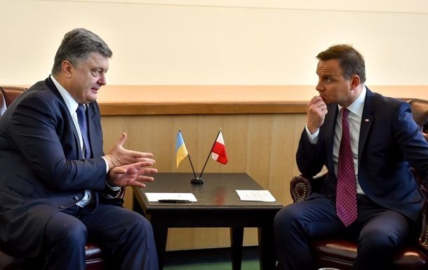 Президент України Петро Порошенко зустрівся з президентом Польщі Анджеєм Дудою під час візиту до Брюсселя на саміт НАТО.