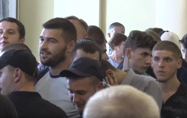 До сесійної зали Львівської міської ради, де проходило чергове засідання сесії, 12 липня, увірвалися декілька десятків молодих людей, серед яких були представники «Національного корпусу», і спровокували бійку.