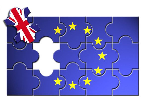 Влада Великобританії узгодила м'який варіант виходу країни з Євросоюзу. Лондон не буде повністю відмовлятися від торгових і економічних угод з ЄС.