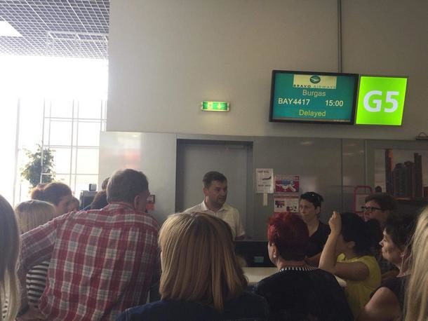 У столичному аеропорту Київ знову затримки з відправленням туристів. Більш ніж вісім годин чекають свого вильоту пасажири Bravo Airways.