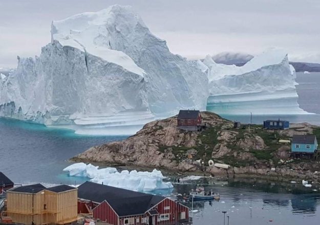 Гігантський айсберг, який підійшов до берегів Гренландії, викликав паніку серед жителів невеликого села.
