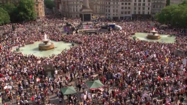 Десятки тисяч людей вийшли на протест у центрі Лондона, щоб висловити свою незгоду з політикою президента США Дональда Трампа, який перебуває у Британії з візитом.