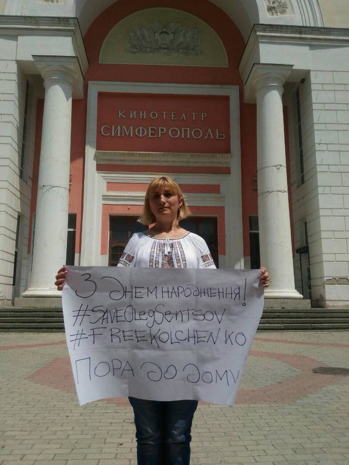 Мати ув’язненого у РФ українця Олександра Кольченка Лариса вийшла на пікет у Сімферополі, щоб привітати Олега Сенцова з днем народження.
