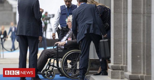 Голова Європейської комісії Жан-Клод Юнкер залишив саміт НАТО в Брюсселі в інвалідному кріслі.