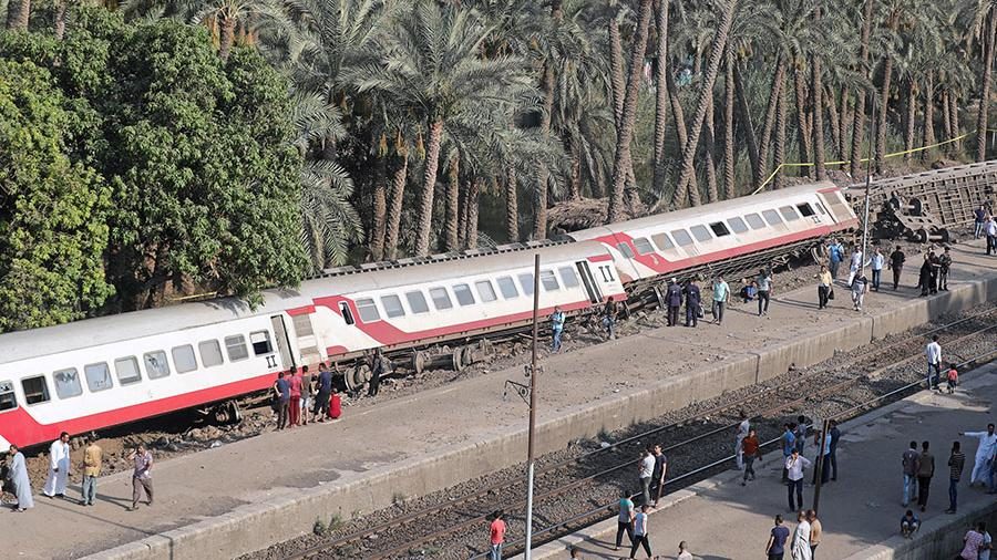 Пассажирский поезд сошел с рельсов в Египте, в результате пострадали как минимум 55 человек.