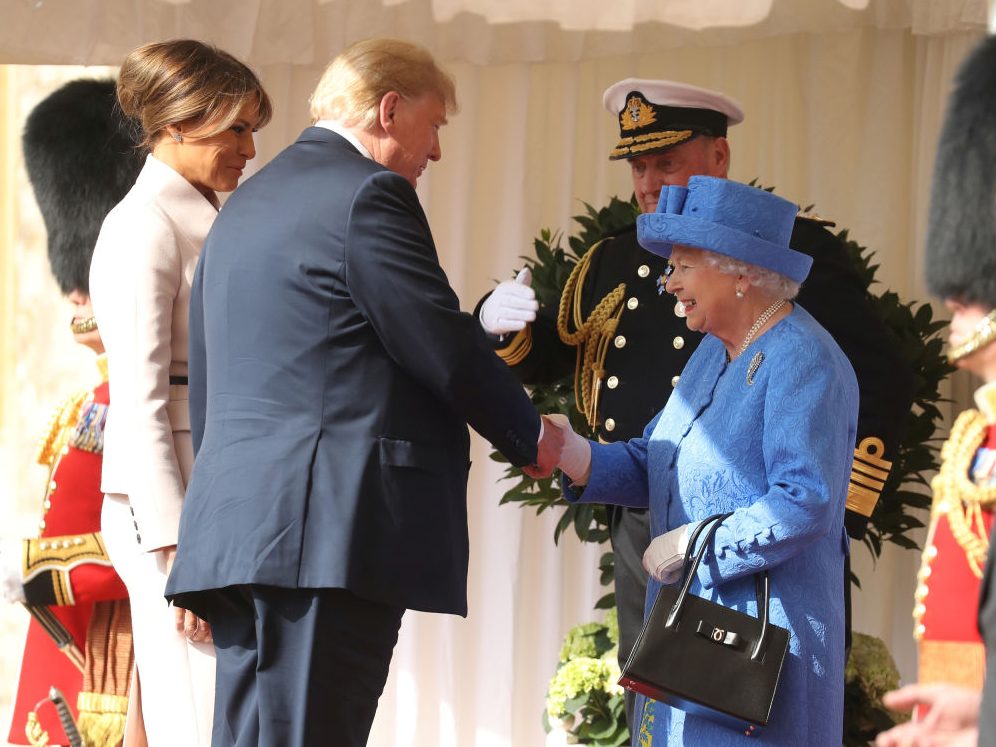 Королева Великобританії Єлизавета II 10 хвилин чекала прибуття кортежу президента США Дональда Трампа і його дружини Меланію біля Віндзорського замку через запізнення президента.