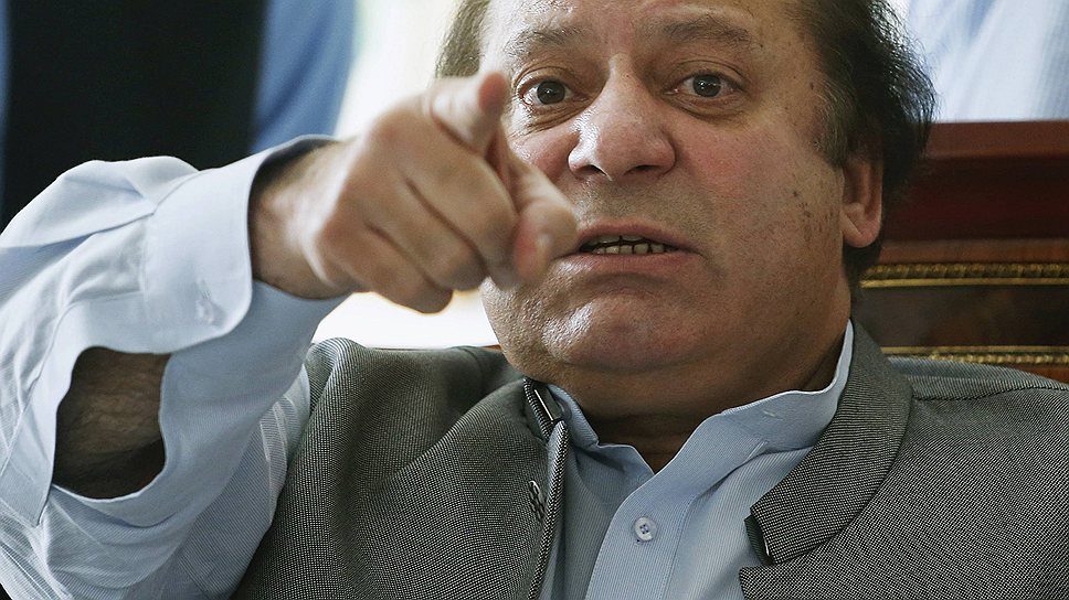 Поліція Пакистану заарештувала колишнього прем'єр-міністра країни Наваза Шарифа, який був заочно засуджений до 10 років в'язниці у справі про корупцію, відразу після його повернення на Батьківщину.