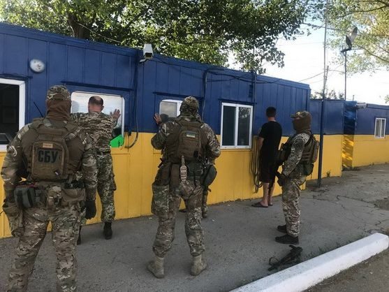 Співробітники Служби безпеки України викрили в систематичному хабарництві старшого інспектора Одеської митниці Державної фіскальної служби.