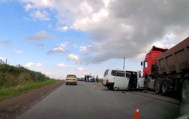 В Івано-Франківській області поблизу села Підкамінь в п'ятницю, 13 липня, зіткнулися пасажирський автобус і вантажівка. Загинуло четверо людей.