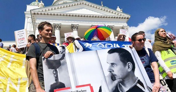 У столиці Фінляндії в неділю проходить акція протесту, приурочена до приїзду в Гельсінкі президентів США Дональда Трампа і РФ Володимира Путіна.