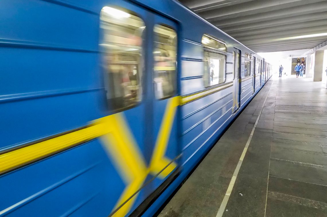 Станцію метро Гідропарк в Києві відкрили після перевірки дзвінка про мінування, вибухонебезпечних предметів не виявили.