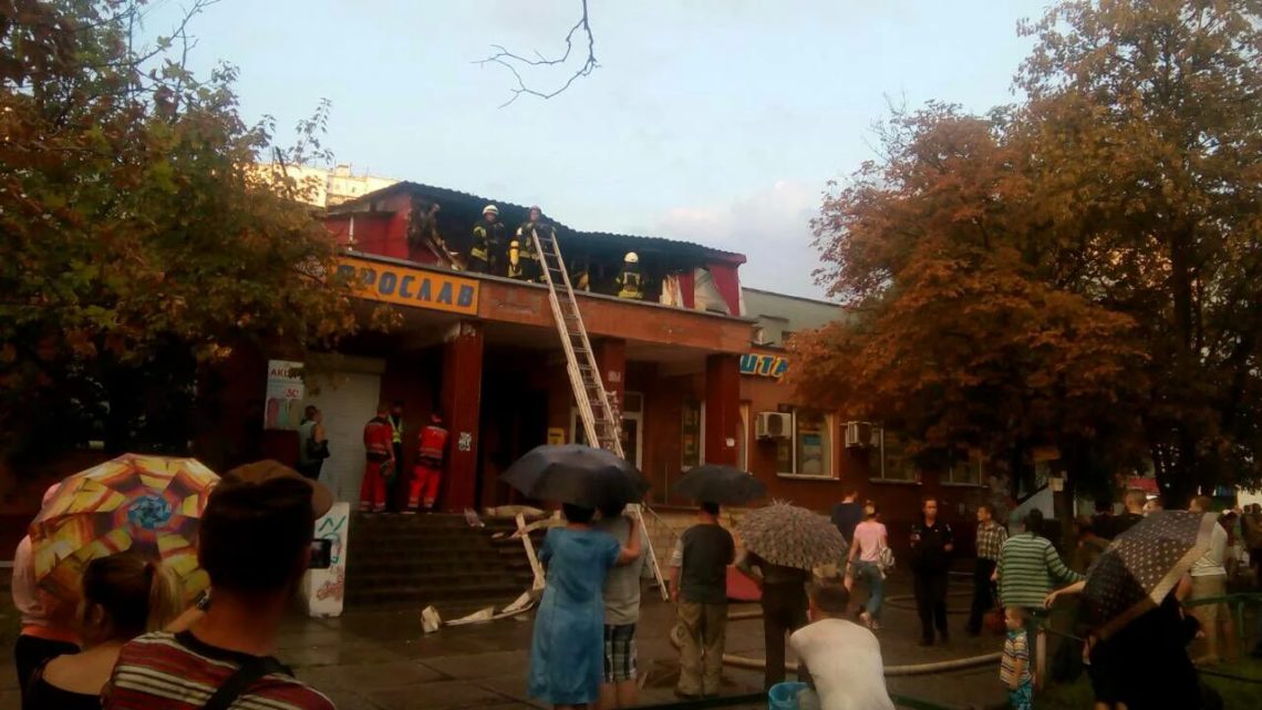 Правоохоронці розслідують пожежу в київському хостелі як умисне знищення або пошкодження майна.
