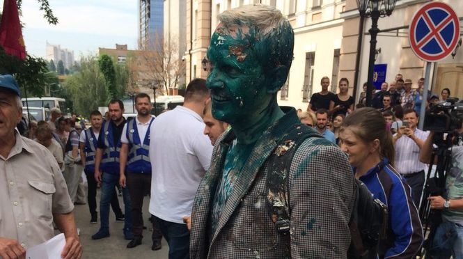 У  Києві під час акції протесту біля будівлі САП невідомі напали на голову правління Центру протидії корупції Віталія Шабуніна.