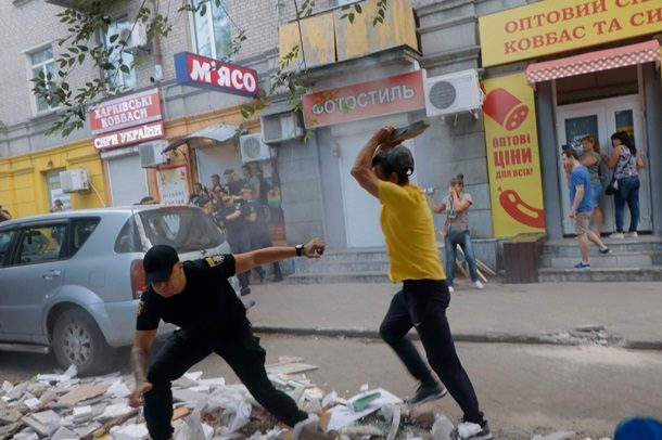 У вівторок, 17 липня, на вулиці Бердянській у Дніпрі демонтували 28 незаконно розміщених кіосків. Під час знесення МАФів сталася сутичка між муніципальними поліцейськими і активістами, які перешкоджали демонтажу.