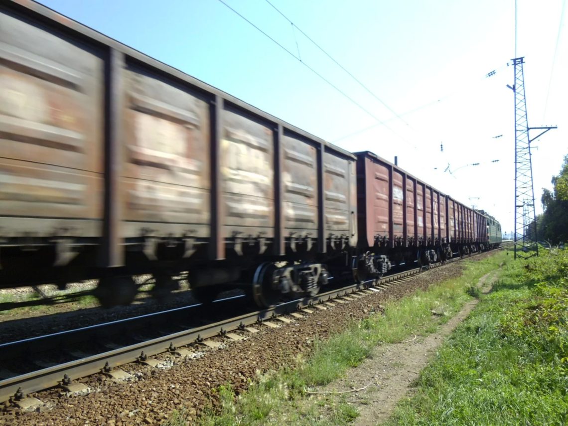 На станции Березговатое Николаевской области товарный поезд насмерть сбил женщину. Машинисты забрали тело погибшей и избавились от него по пути следования поезда.