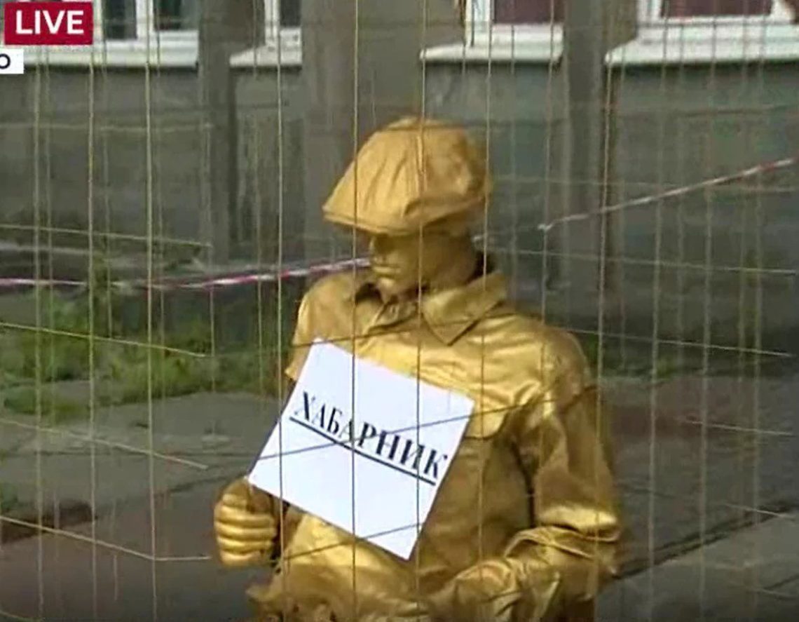 У Києві під будівлею Національного агентства з питань запобігання корупції встановили пам'ятник корупції.