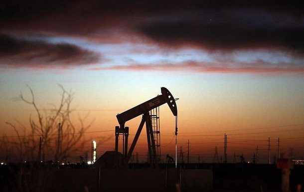 Ціни на нафту продовжують знижуватися на тлі новин про запаси і рівні видобутку палива в США.