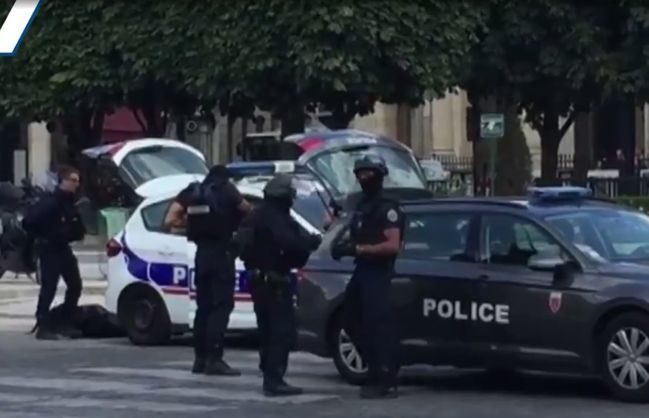 У Парижі поліція розшукує грабіжника, який під час збройного пограбування вкрав 200 тисяч євро з ювелірного магазину.