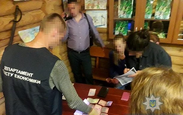 Силовики провели задержания в Черкасской, Сумской и Одесской областях. Суммы взяток колебались от пяти тысяч гривен до пяти тысяч долларов.