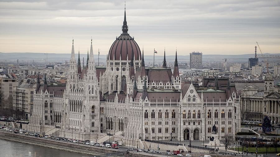 Єврокомісія запустила санкційну процедуру проти Угорщини. Причиною стали ухвалені Будапештом закони щодо міграції.