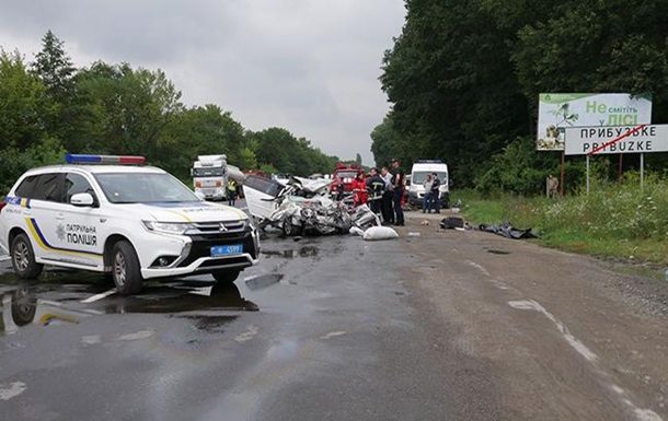 Внаслідок зіткнення легкових автомобілів на Хмельниччині троє людей загинули, ще четверо постраждали.