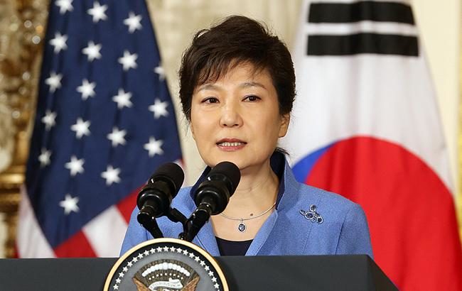 Екс-президент Південної Кореї Пак Кин Хе вже відбуває 24-річний термін за звинуваченням в корупції. Тепер її визнали винною в іншій справі.