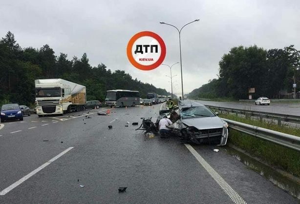 У Київській області на 74 км траси Київ - Харків сталася смертельна аварія за участю автомобіля Ford та вантажівки DAF, двоє загиблих.