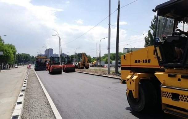 У різних регіонах України ремонт доріг виконується по-різному. Але в основному план по ремонту доріг виконано наполовину.