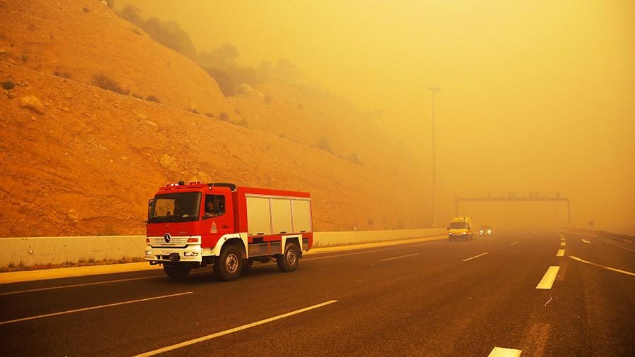 У результаті масштабних лісових пожеж в прилеглих до Афін районах загинула щонайменше одна людина, ще 25 осіб постраждали.