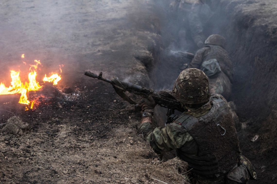 Минулої доби бойовики 21 раз відкривали вогонь по українських позиціях. Двоє військових отримали поранення.