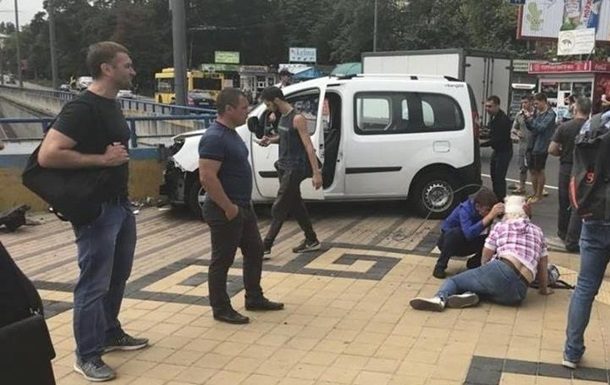 У Києві на Дорогожичах у вівторок, 24 липня, внаслідок зіткнення двох автомобілів одна людина загинула, троє перебувають у важкому стані.