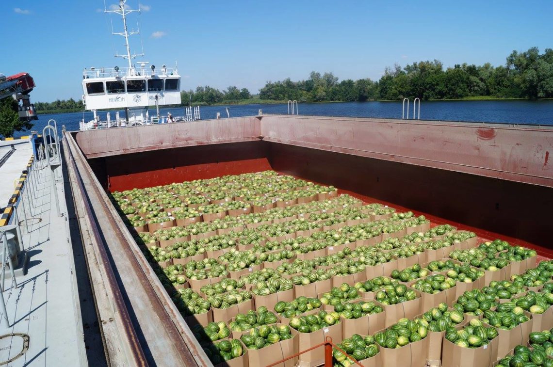 На Херсонщині з термінала у Голопристанському районі готуються відправити до Києва Дніпром чергову баржу з півтисячею тонн достиглих кавунів.