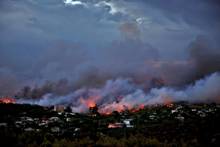У результаті пожежі поблизу Афін уже загинули щонайменше 79 людей,  постраждали щонайменше 187 осіб, серед них 23 дитини.