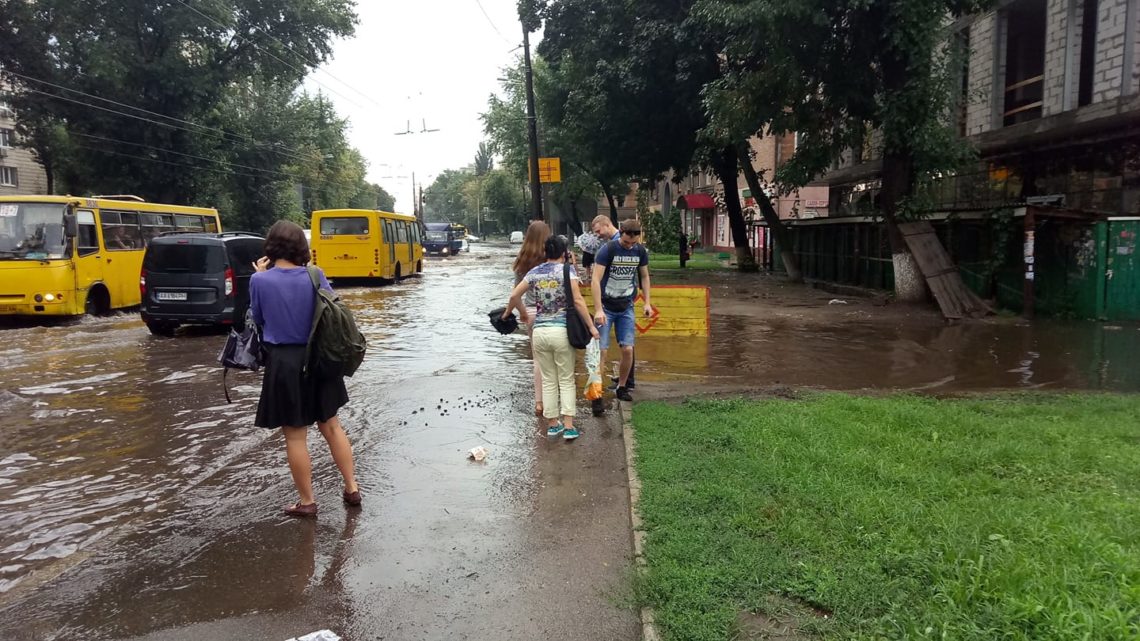 У деяких районах Києва пройшла злива та випав град. Також кияни повідомляють, що вітер ламав дерева.