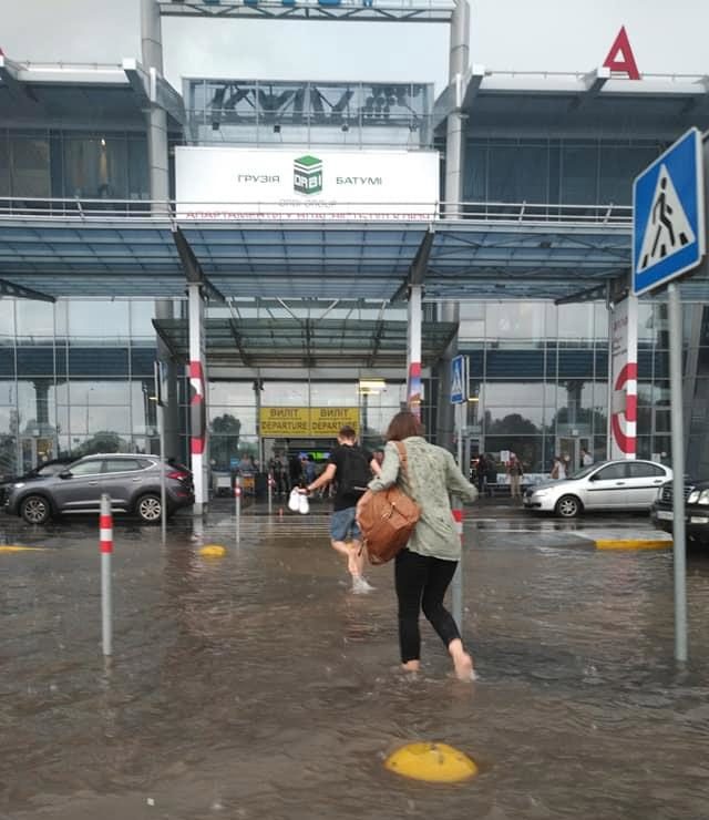 Через сильну зливу привокзальна площа перед внутрішнім і міжнародним терміналами A і D в аеропорту Київ затоплена водою.