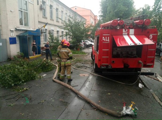 Через потужну зливу в Києві затопило будівлю Солом'янського районного суду. Крім того, за їхньою інформацією, на проспекті Перемоги, 53 білборд упав на автомобіль.
