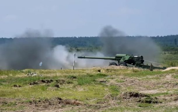 Президент Украины Петр Порошенко заявил об успешном прохождении испытания крупнокалиберных снарядов для артиллерийской системы Гиацинт.