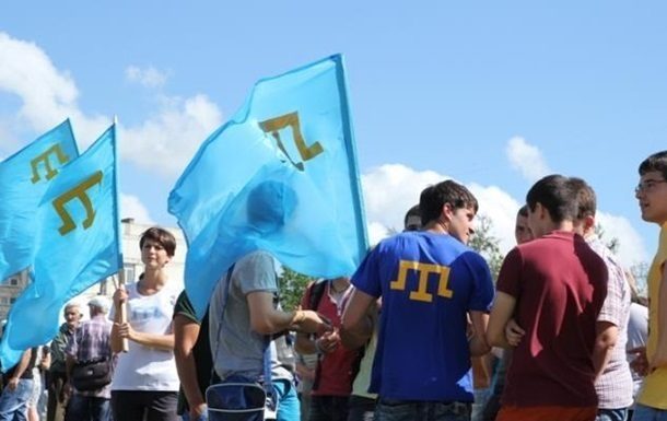 Силовики прийшли з обшуками в будинки неповнолітніх кримських татар, які в травні цього року зняли прапори Російської Федерації з адміністративної будівлі сільської ради.