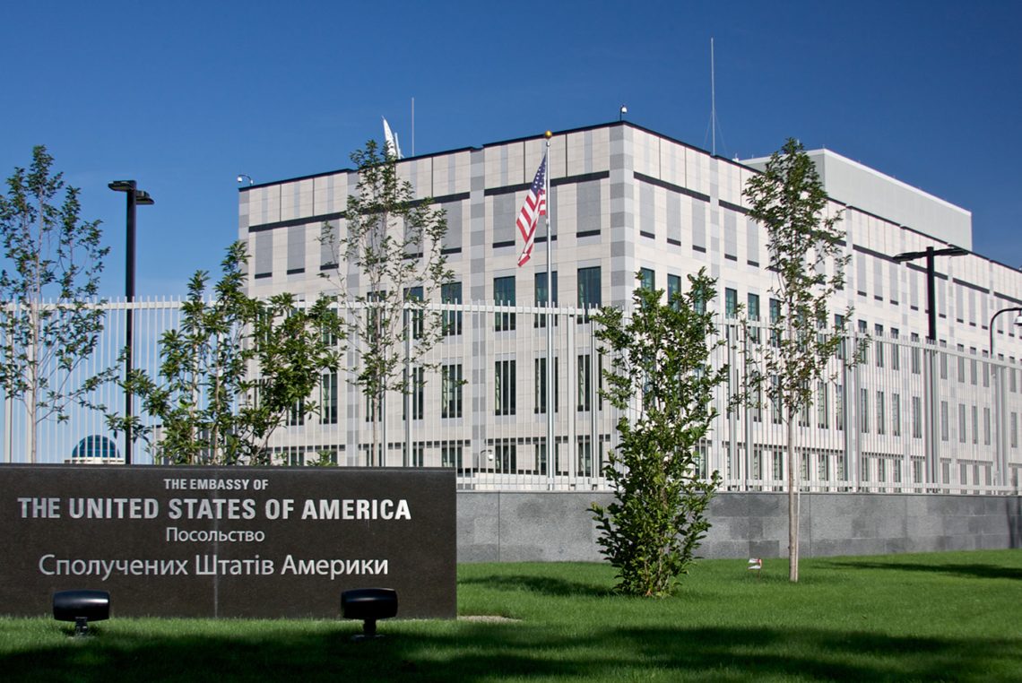 В американському посольстві в Україні натякнули, що головний антикорупційний прокурор сам має піти у відставку.