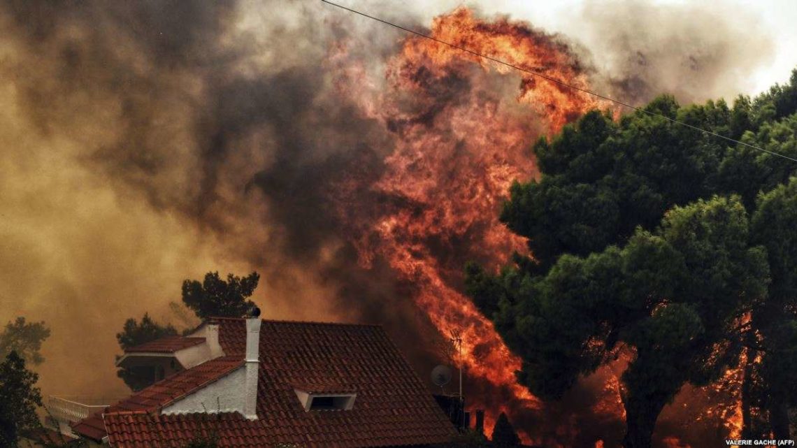 Спустошливі лісові пожежі в районі Афін могли виникнути через підпали. На знімкіах видно, що відразу кілька пожеж виникли протягом невеликого проміжку часу.