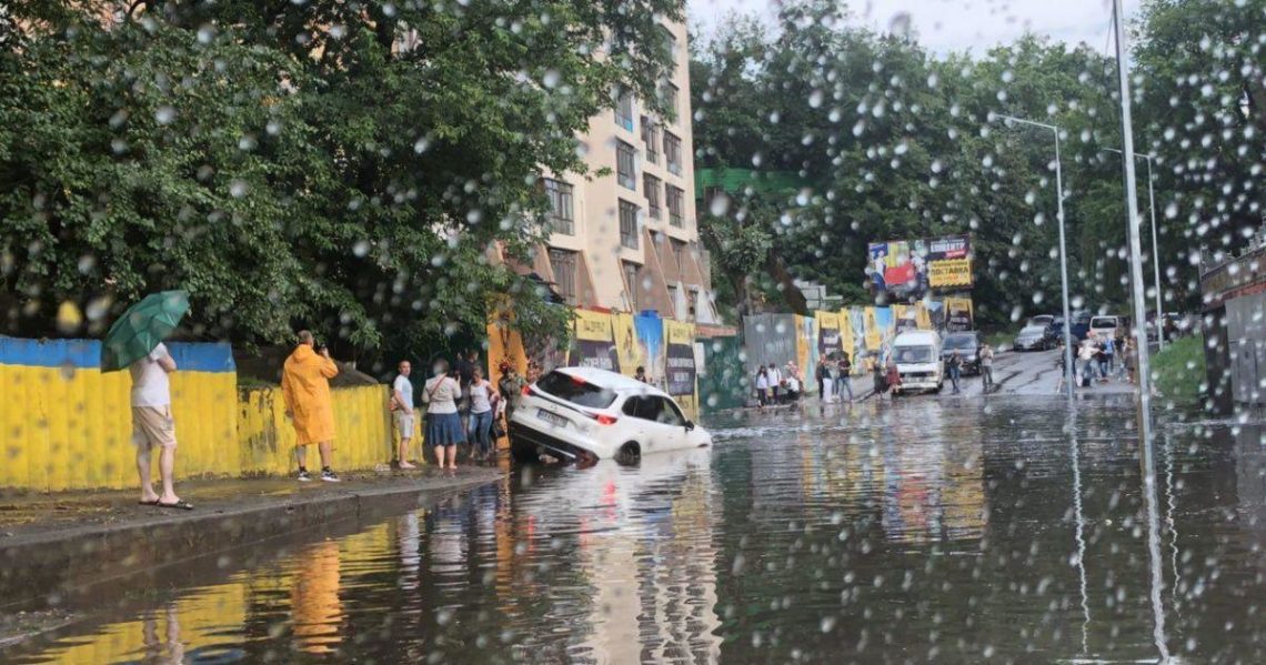 В Укргідрометцентрі заявили, що 25 липня в Києві випала половина місячної норми опадів, а не тримісячна, як стверджували в КМДА.
