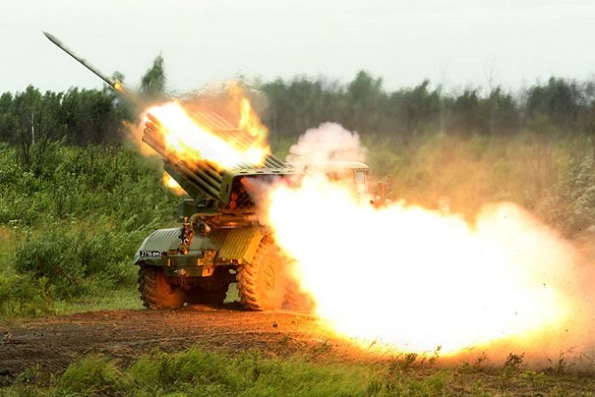 Моніторингова місія ОБСЄ зафіксувала 10 реактивних систем залпового вогню Град і 30 танків невстановленого зразка поблизу окупованого бойовиками Луганська.