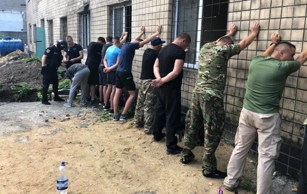 Мужчин привезли для захвата предприятия из Киева и Ровно. Один из них якобы оказался гражданином РФ, сообщают местные СМИ