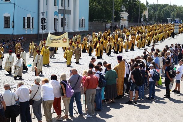 У Києві відбулася хресна хода віруючих Української православної церкви КП. На Володимирській гірці відбувся святковий молебень, який відвідав президент Петро Порошенко.