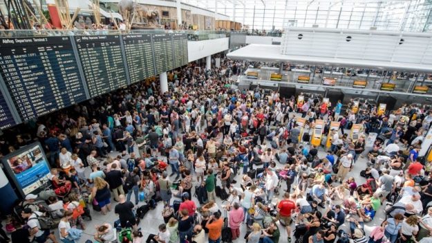 Німецька поліція частково евакуювала термінал 2 аеропорту Мюнхена після проникнення у зону безпеки невідомої жінки.
