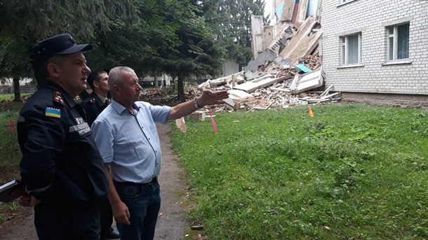 Попередня причина часткового руйнування п'ятиповерхової будівлі гуртожиткув Житомирської області - підмив фундаменту.