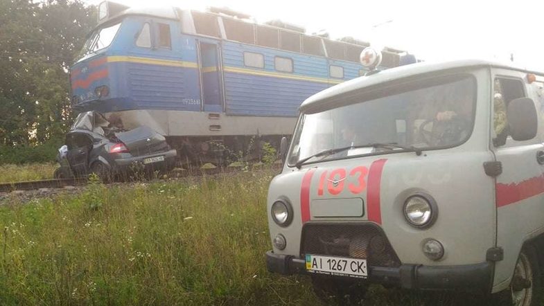 На Київщині пасажирський потяг Київ-Бердянськ зіткнувся на переїзді з автомобілем Renault Megane.