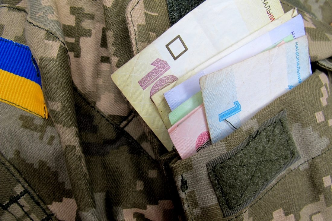 Рядовим української армії з жовтня підвищать зарплату до 9 тисяч гривень, а офіцерам – до 15,3 тисячі гривень.