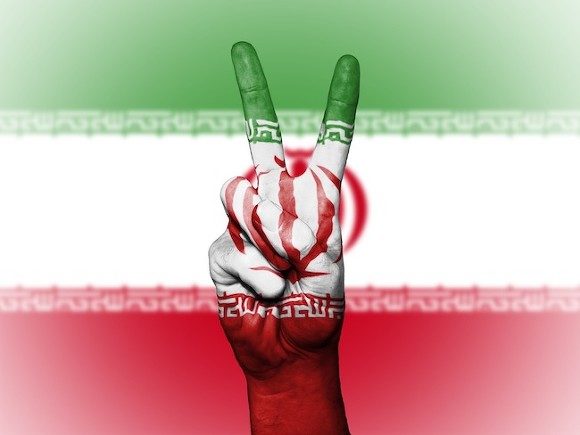 Напередодні нових санкцій США, курс долара на «чорному ринку» Ірану підскочив до історичного максимуму в 102 тисячі ріалів.